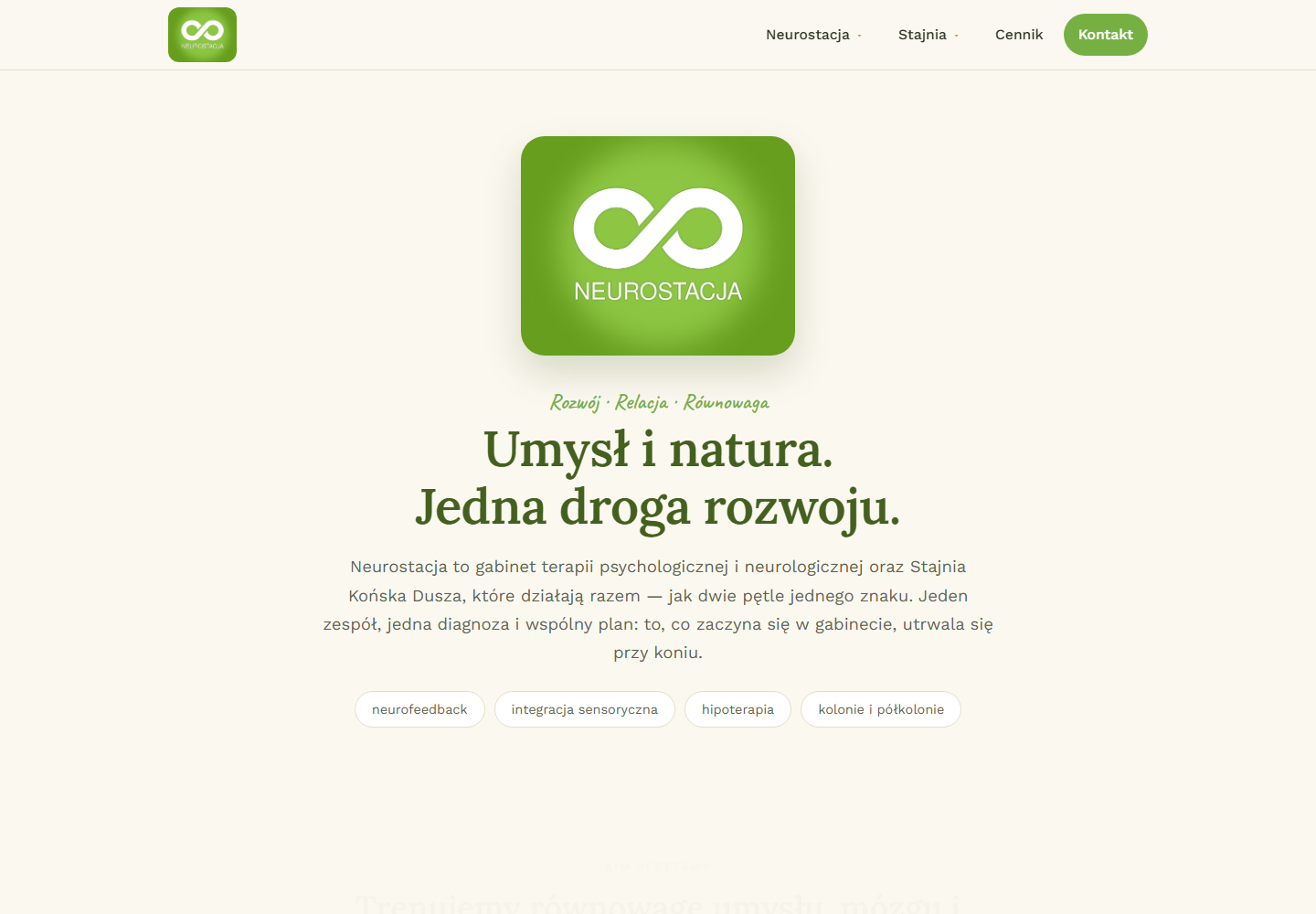 Strona główna Neurostacji na komputerze — zielone logo ∞ i hasło „Umysł i natura. Jedna droga rozwoju.”